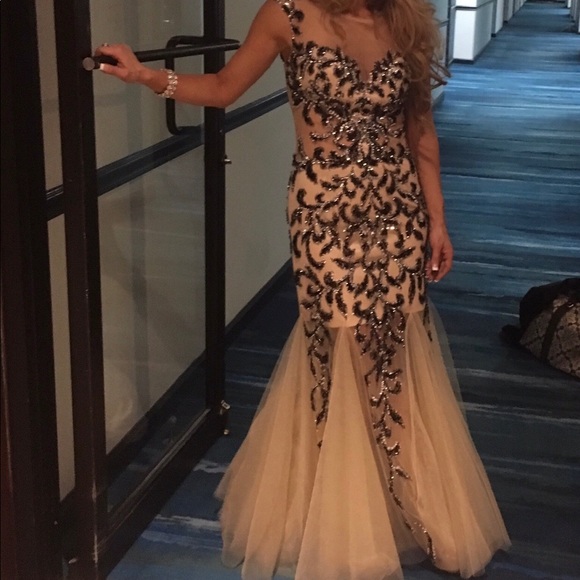 Gorgeous gown! - Picture 2 of 2